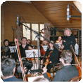 Andy, umringt vom Orchester